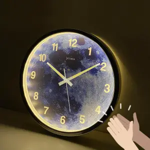שעון קיר זוהר בחושך